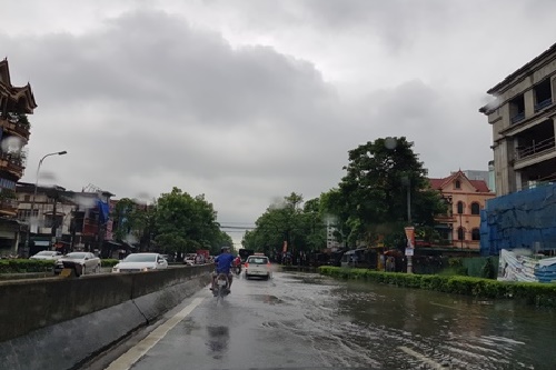 mua lon keo dai nhieu tuyen duong o tpvinh bien thanh song