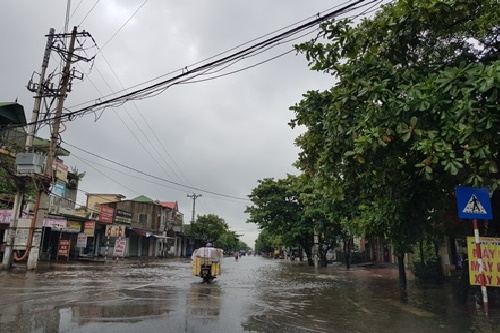 mua lon keo dai nhieu tuyen duong o tpvinh bien thanh song