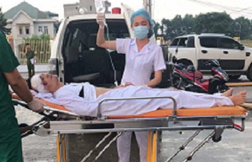 lat xe tuc tuc khien 9 du khach bi thuong o van don