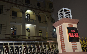 vi sao 2 can bo thanh tra vang mat khong xin phep trong buoi quet bai thi o ha giang