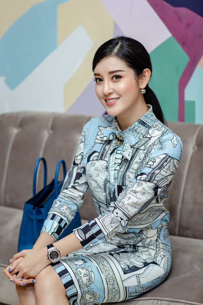 a hau huyen my gay chu y khi deo nhan kim cuong va dong ho 500 trieu
