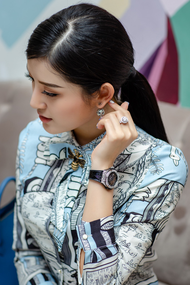 a hau huyen my gay chu y khi deo nhan kim cuong va dong ho 500 trieu