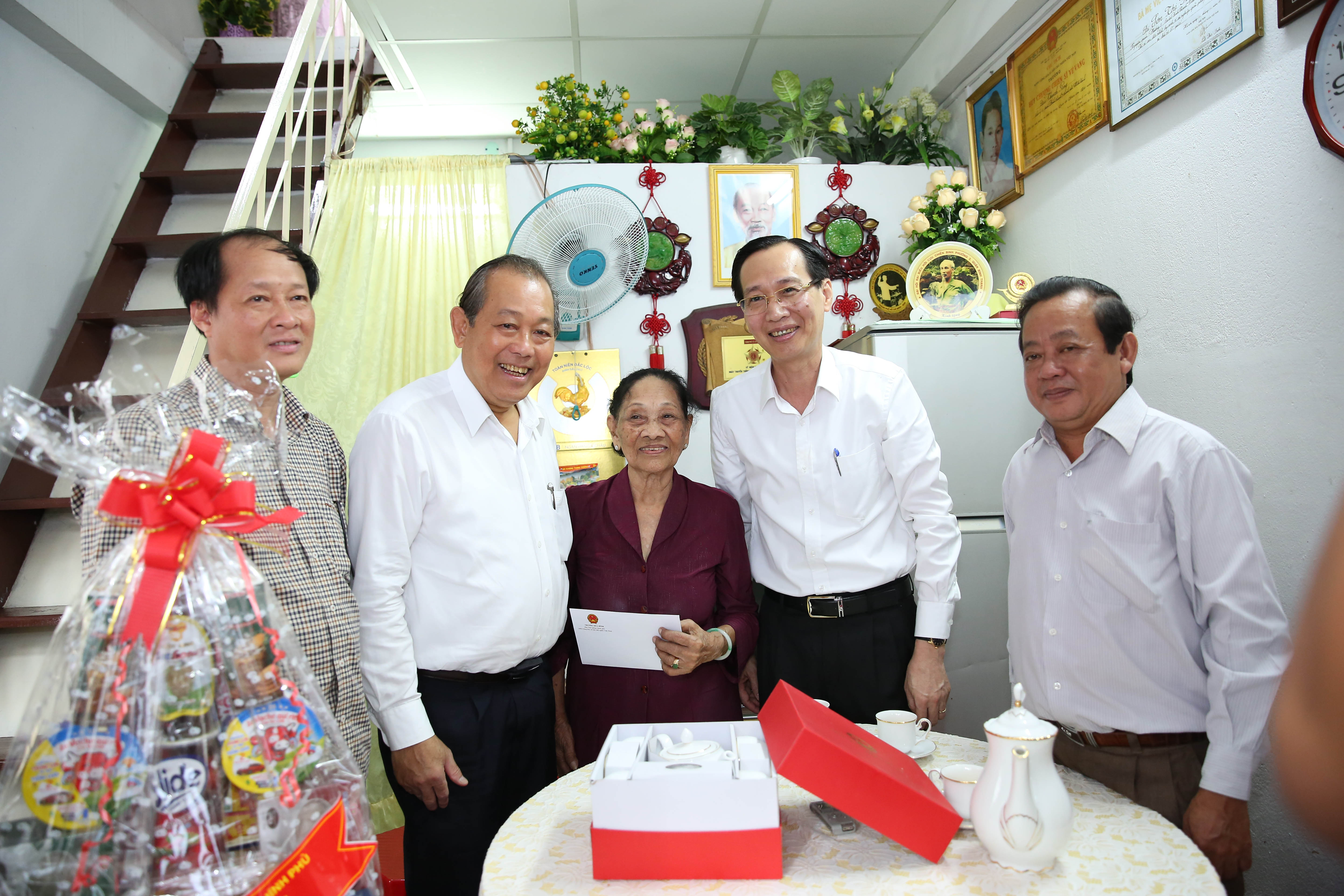 bao dam tat ca nguoi co cong duoc huong day du chinh sach