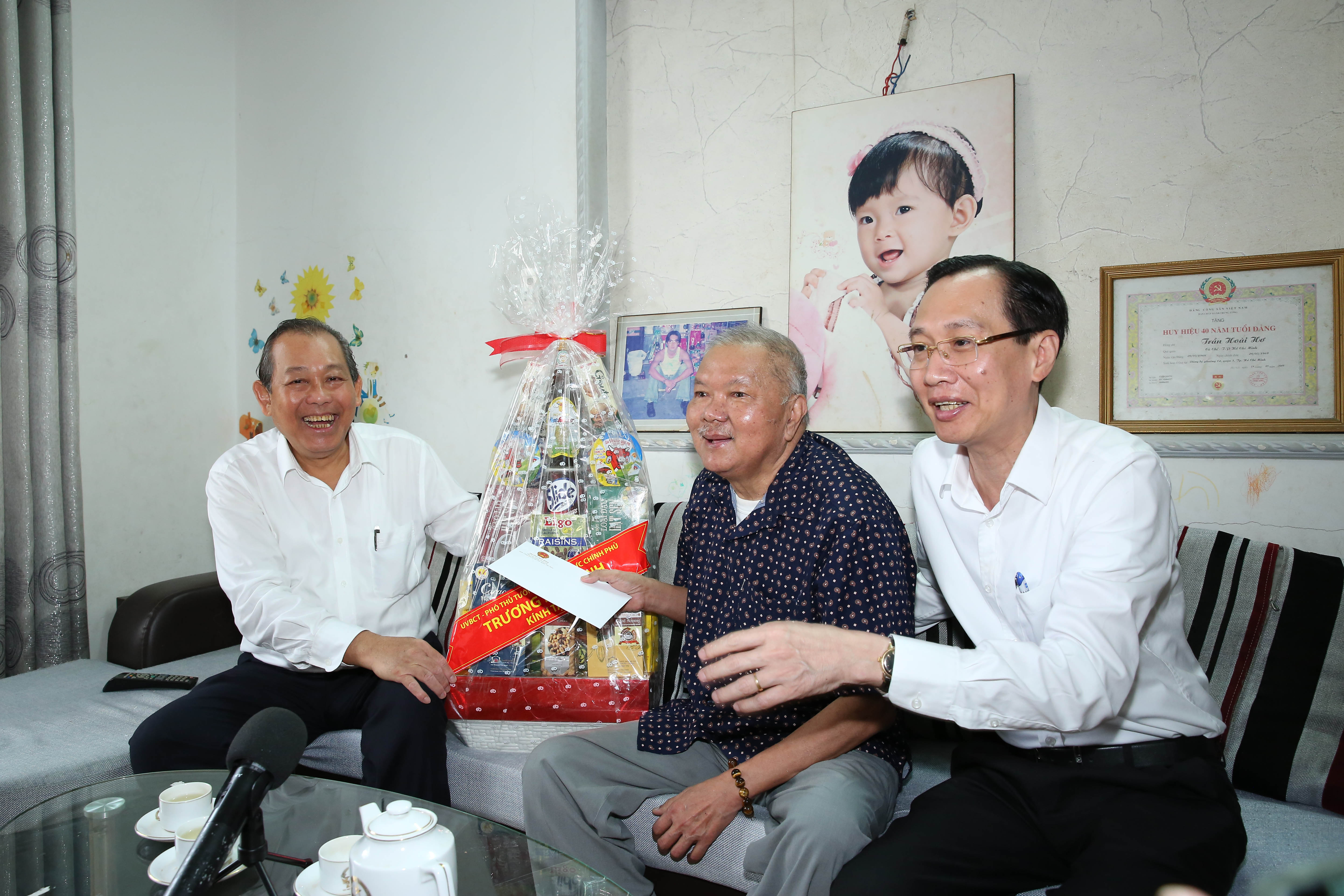 bao dam tat ca nguoi co cong duoc huong day du chinh sach