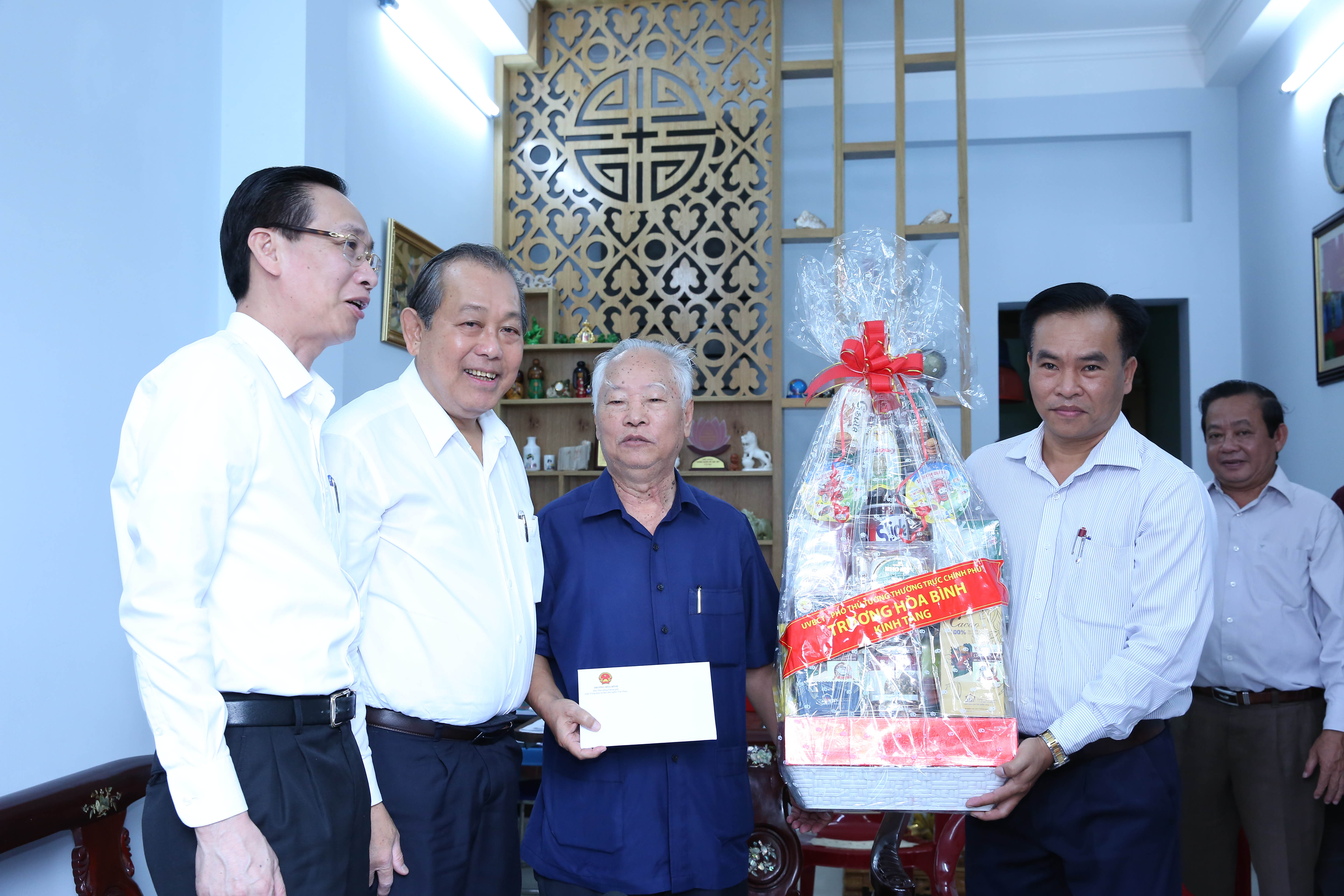 bao dam tat ca nguoi co cong duoc huong day du chinh sach