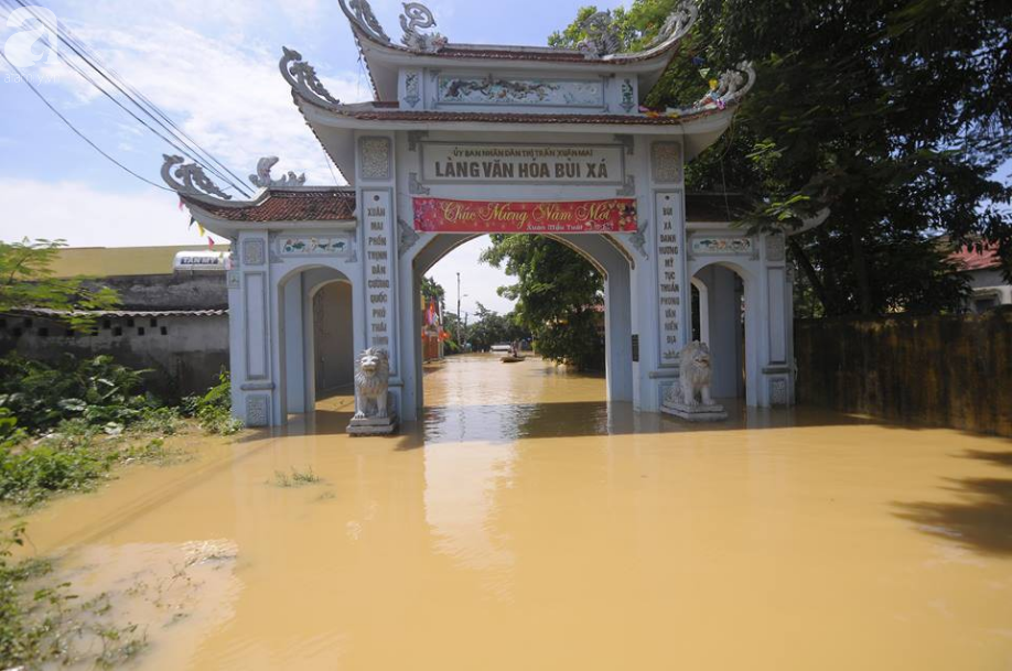 vung ngoai thanh ha noi nhieu noi bi chia cat vi nuoc van ngap trang