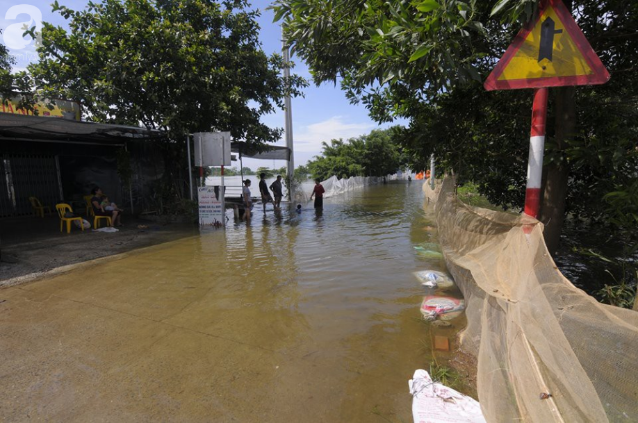 vung ngoai thanh ha noi nhieu noi bi chia cat vi nuoc van ngap trang