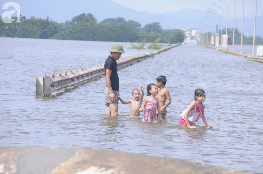 vung ngoai thanh ha noi nhieu noi bi chia cat vi nuoc van ngap trang