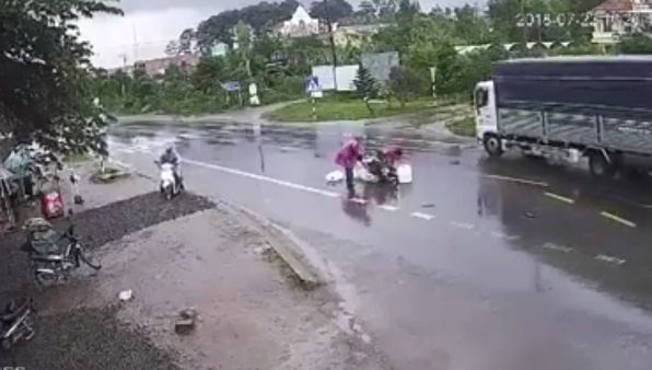 lam dong va cham voi xe may roi nga truot dai xuong duong 3 thanh nien bi xe tai tong vang chuc met 2 nguoi chet