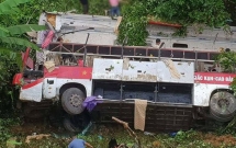 thung container lat de trung o to tren duong dan cao toc tai xe thoat chet than ki