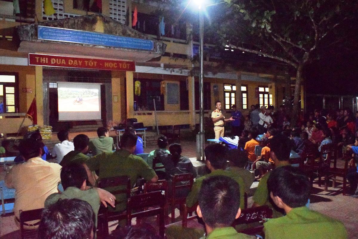doan thanh nien luc luong cong an thua thien hue ra quan giup dan dong bao vung bien
