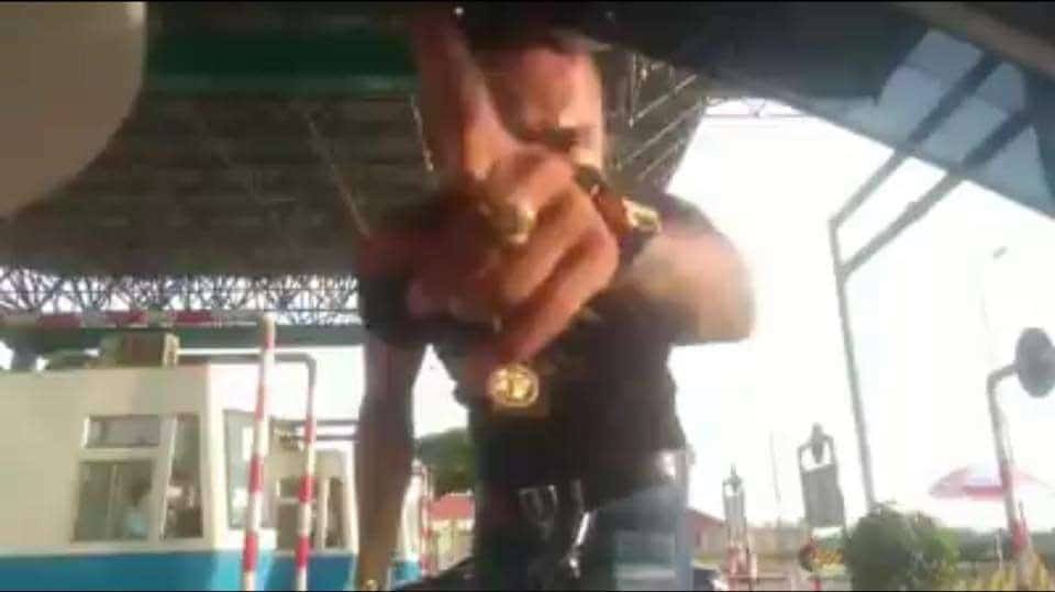 nam dinh thanh nien xam tro luon mieng chui boi roi vach quan khoe cua quy truoc mat nu hanh khach tai tram bot my loc