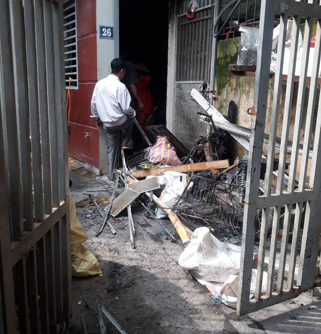 vu re cu den hanh hung roi dot nha bo vo toi nghe tieng phu nu va tre con keu khoc tu nha ben canh