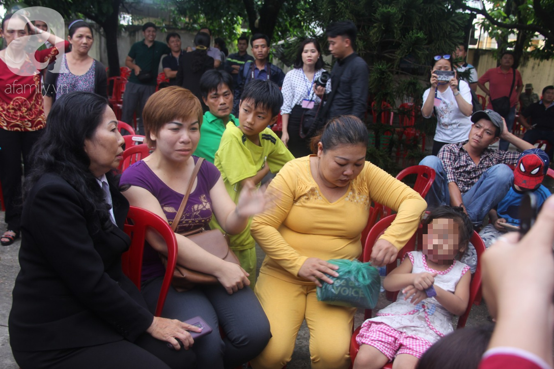 nhieu phu huynh mat binh tinh bat khoc khi du phien toa xu 3 bao mau truong mam xanh bao hanh tre