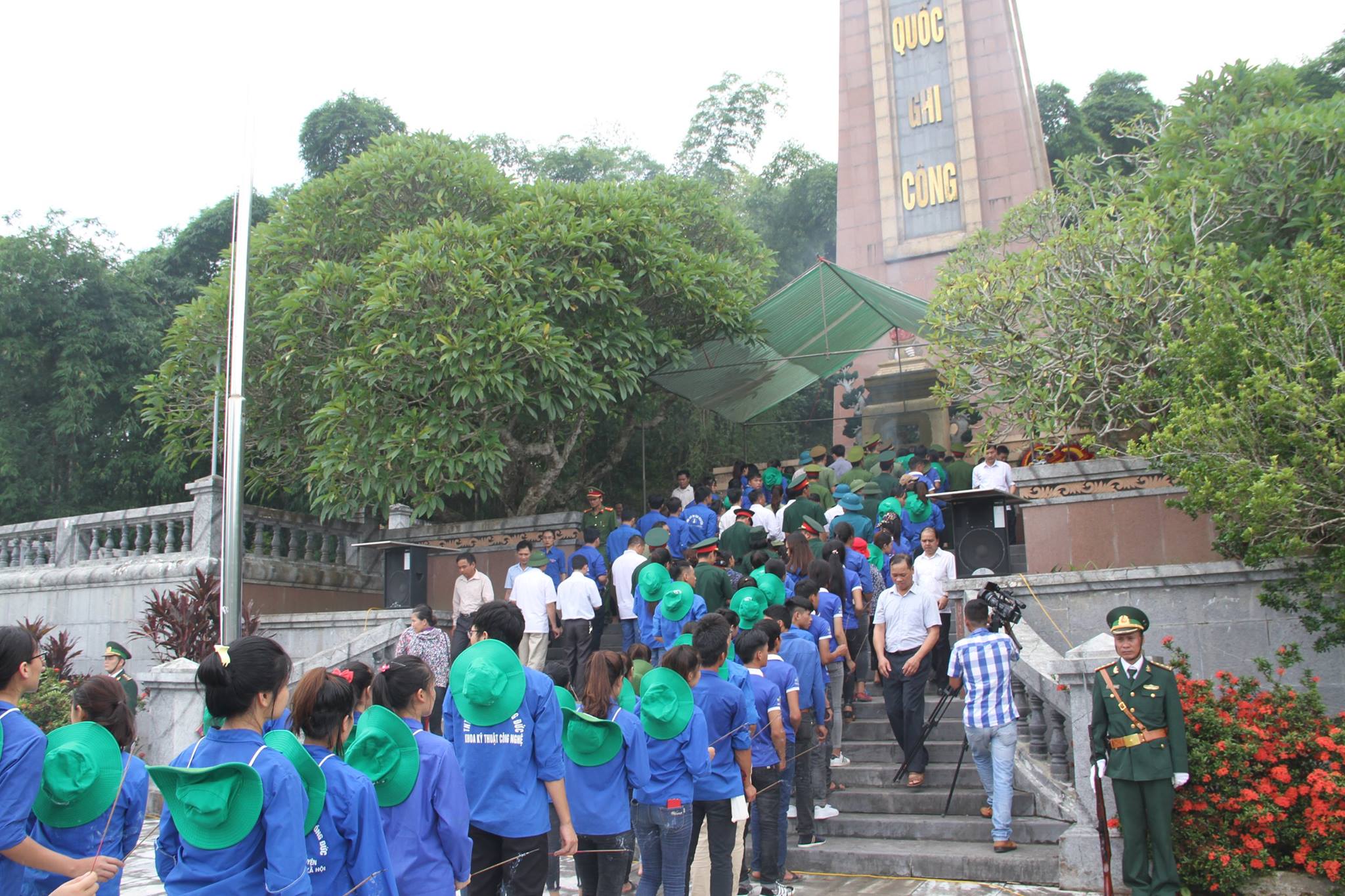 hoc sinh ca nuoc tri an cac anh hung liet sy