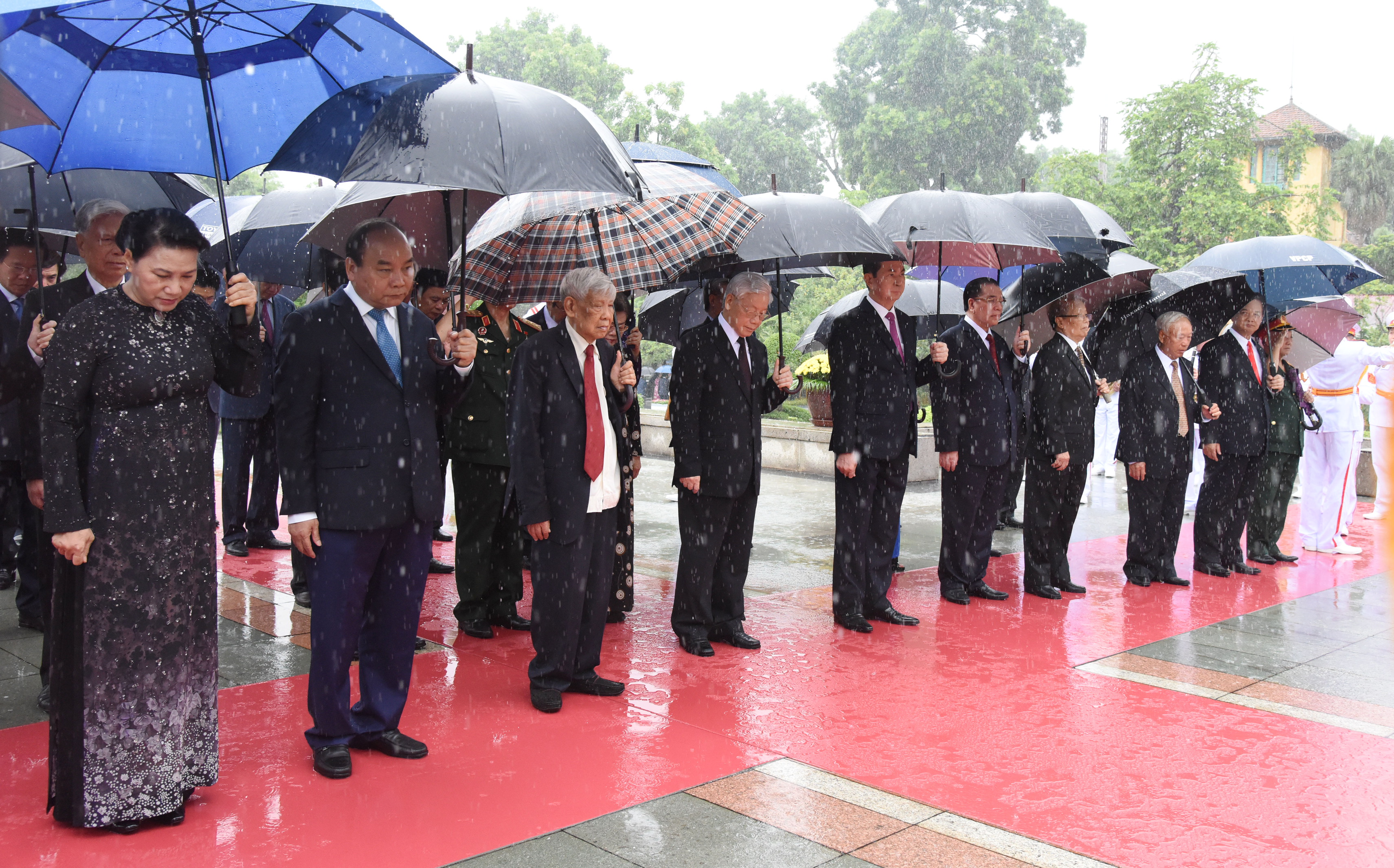 lanh dao dang nha nuoc dang huong tuong niem cac anh hung liet si