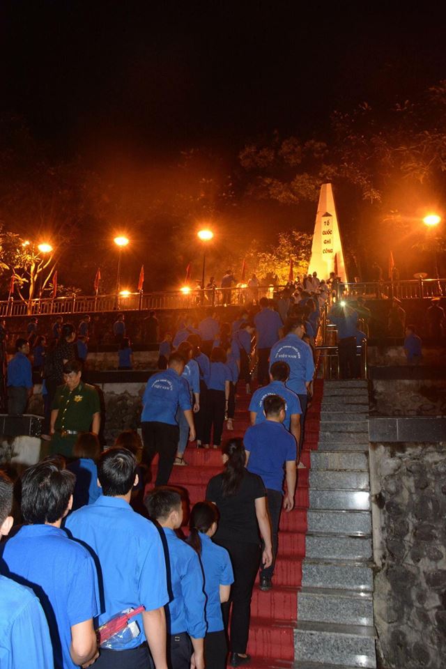 doan vien thanh nien huong den le thap nen tri an cac anh hung liet sy tai cao bang