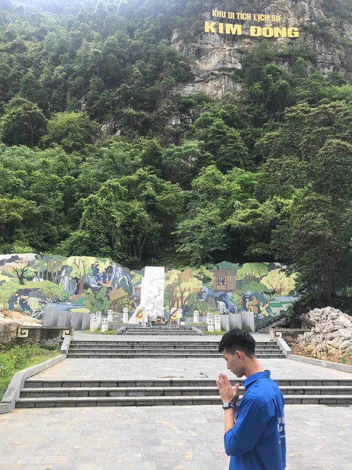 doan vien thanh nien huong den le thap nen tri an cac anh hung liet sy tai cao bang