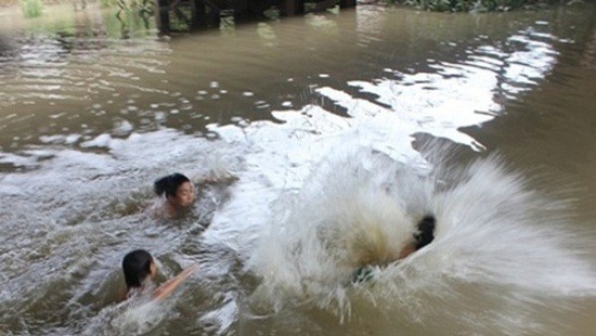 nghe an ru nhau tam o khe nuoc sau nha 3 hoc sinh duoi nuoc thuong tam