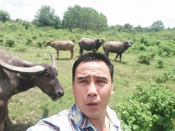 hinh anh gay cuoi gian di nhu nong dan cua mc quyen linh