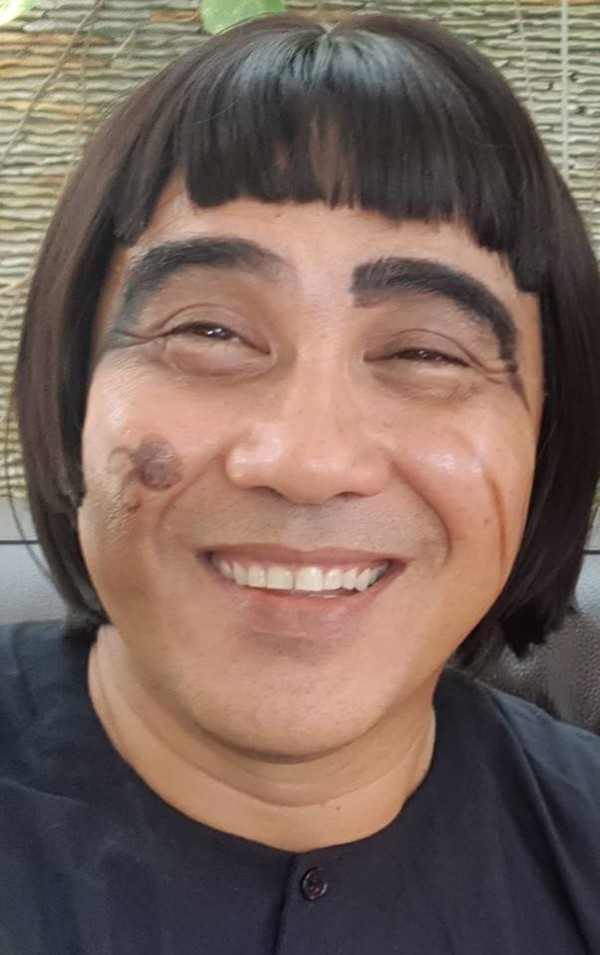 hinh anh gay cuoi gian di nhu nong dan cua mc quyen linh