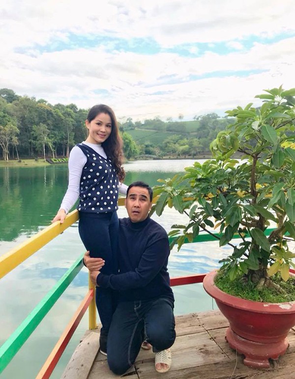 hinh anh gay cuoi gian di nhu nong dan cua mc quyen linh