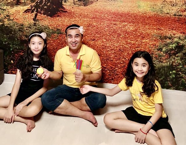 hinh anh gay cuoi gian di nhu nong dan cua mc quyen linh