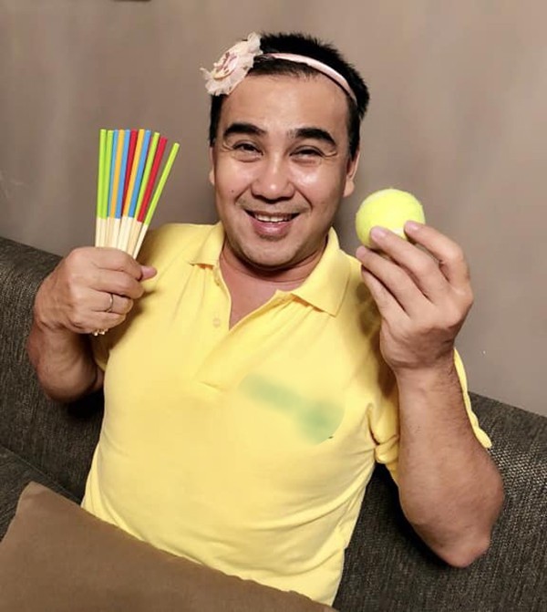 hinh anh gay cuoi gian di nhu nong dan cua mc quyen linh