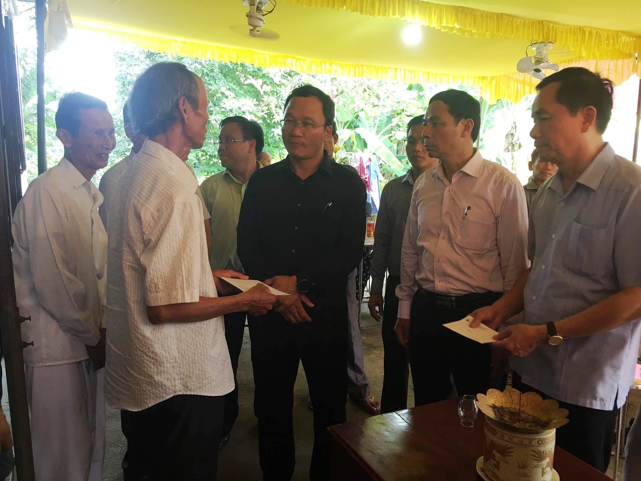 lanh dao ban atgt den tan gia dinh vu tai nan tham khoc khi di ruoc dau dong vien