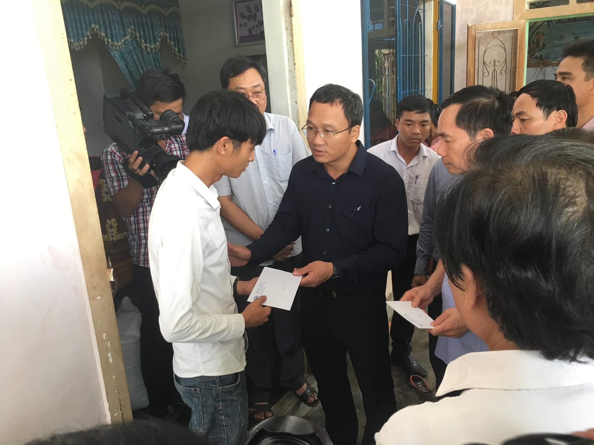 lanh dao ban atgt den tan gia dinh vu tai nan tham khoc khi di ruoc dau dong vien