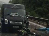 video xe dau keo vuot au dam nga 2 xe may bi kep thit giua container va o to con