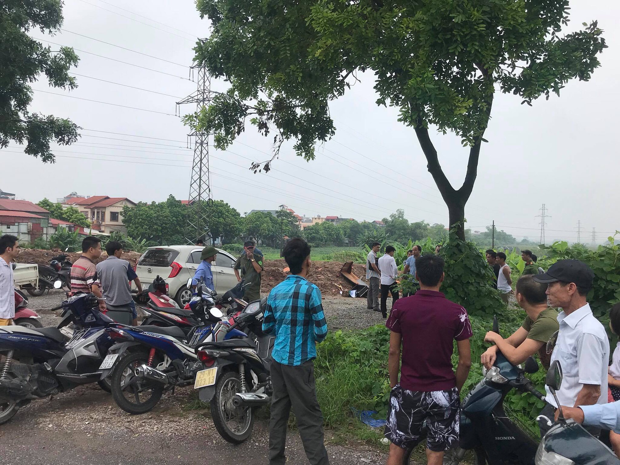 ha noi phat hien nam thanh nien tu vong ben goc cay canh chiec xe may sau dem mua