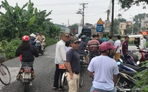 ha noi phat hien nam thanh nien tu vong ben goc cay canh chiec xe may sau dem mua