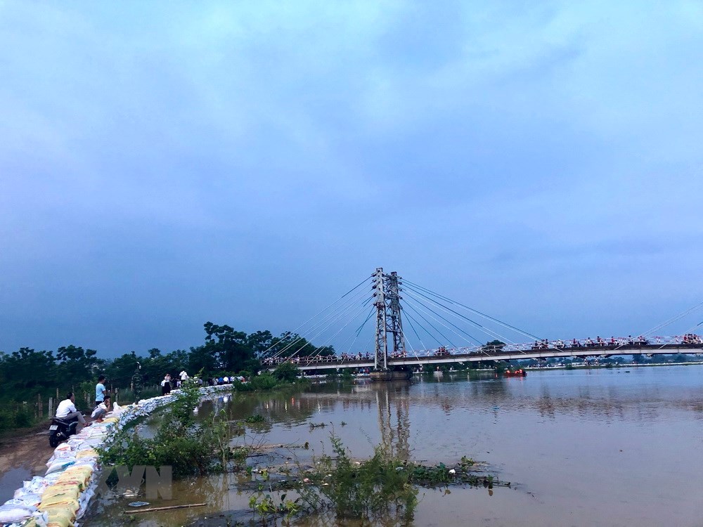 mua lu dien bien phuc tap nguoi dan chuong my khon kho chong choi canh ngap lut