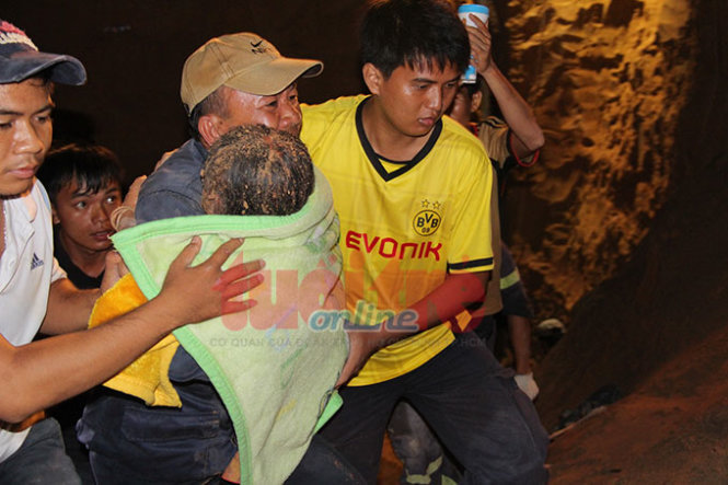 giai cuu thanh cong chau be lot xuong gieng co duong kinh chi 2 gang tay