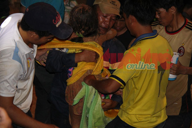 giai cuu thanh cong chau be lot xuong gieng co duong kinh chi 2 gang tay