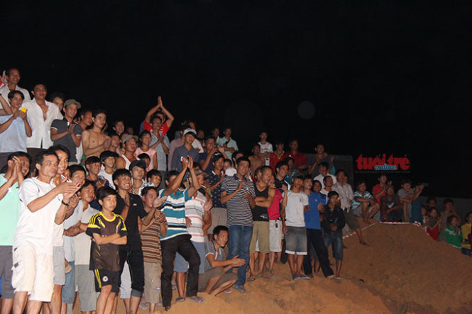 giai cuu thanh cong chau be lot xuong gieng co duong kinh chi 2 gang tay