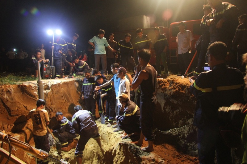 giai cuu thanh cong chau be lot xuong gieng co duong kinh chi 2 gang tay