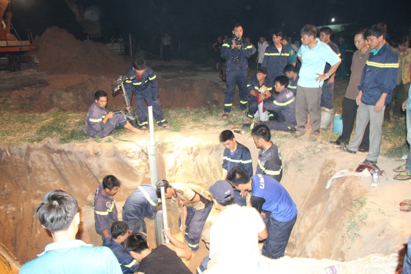 giai cuu thanh cong chau be lot xuong gieng co duong kinh chi 2 gang tay