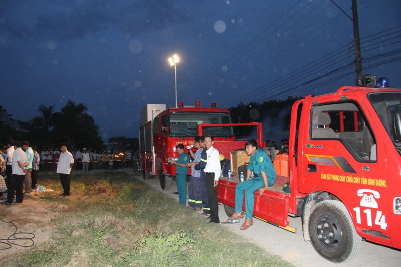 giai cuu thanh cong chau be lot xuong gieng co duong kinh chi 2 gang tay