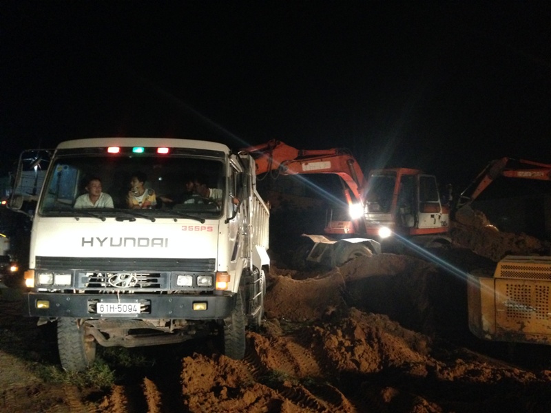 giai cuu thanh cong chau be lot xuong gieng co duong kinh chi 2 gang tay