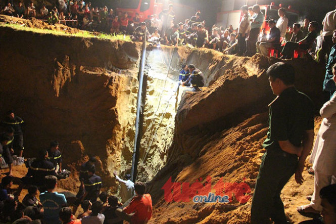 giai cuu thanh cong chau be lot xuong gieng co duong kinh chi 2 gang tay