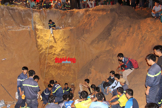 giai cuu thanh cong chau be lot xuong gieng co duong kinh chi 2 gang tay