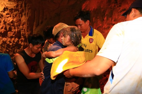 giai cuu thanh cong chau be lot xuong gieng co duong kinh chi 2 gang tay