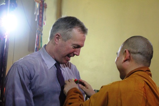 dai su my doi mua dua me len chua lam le vu lan