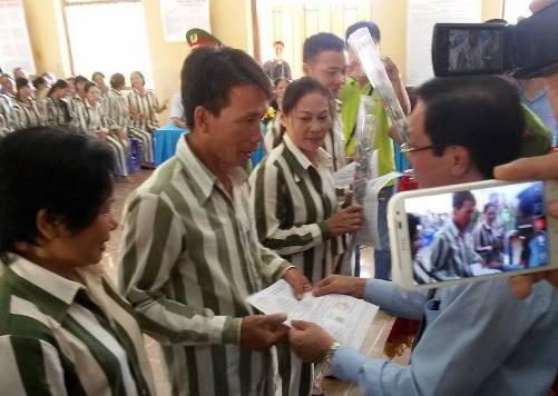 chum anh pham nhan vo oa niem vui ngay dac xa