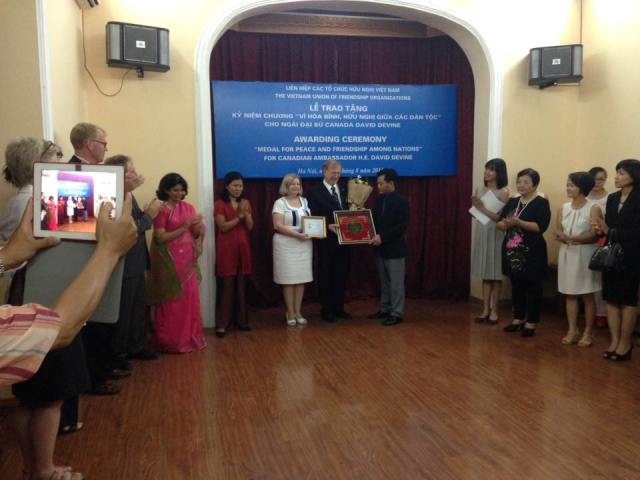 trao tang ky niem chuong vi hoa binh huu nghi giua cac dan toc cho dai su canada