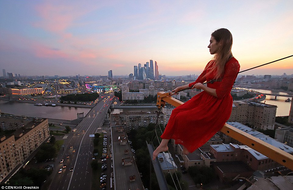 nhung hinh anh choang ngop cua co gai co so thich tu suong lieu linh