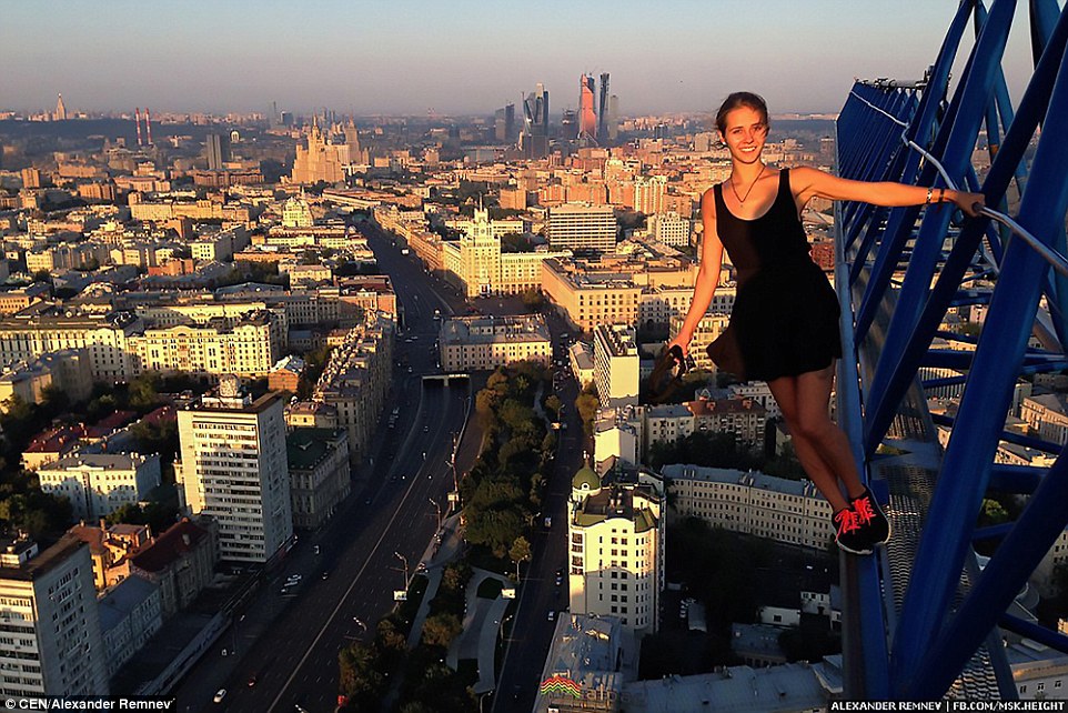 nhung hinh anh choang ngop cua co gai co so thich tu suong lieu linh