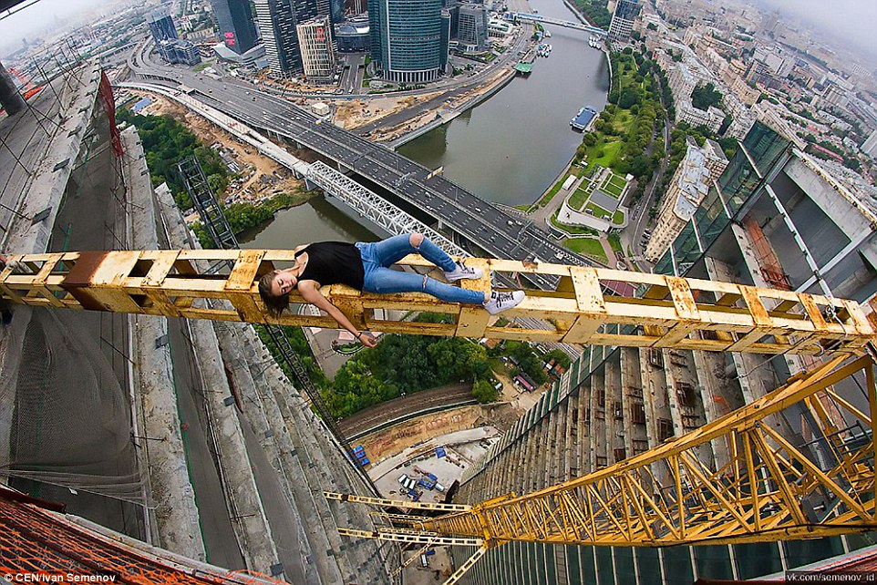 nhung hinh anh choang ngop cua co gai co so thich tu suong lieu linh